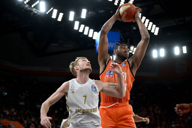 表现出的坚 表现出的坚